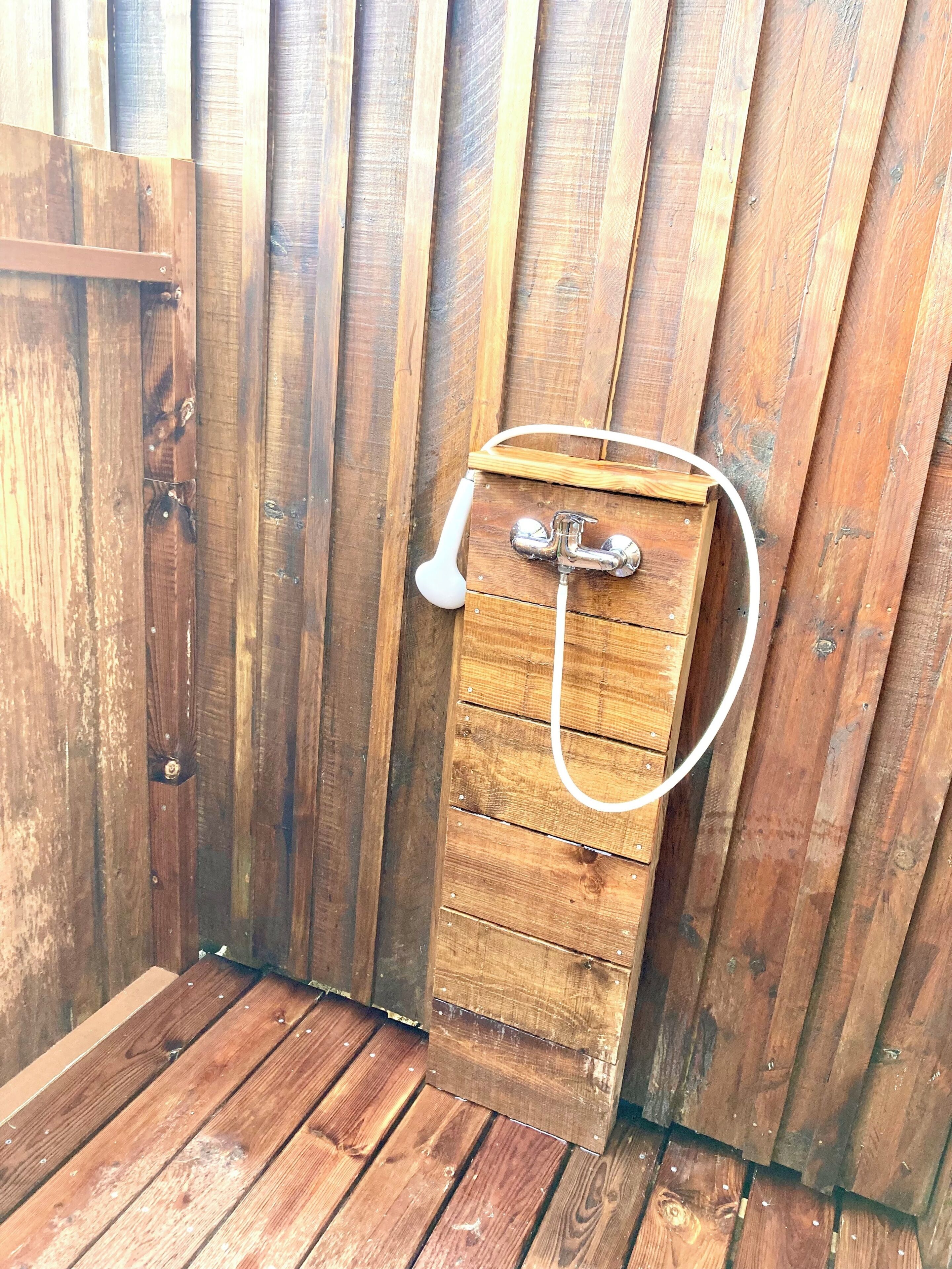 Douche, serviettes fournies, savon, papier toilette