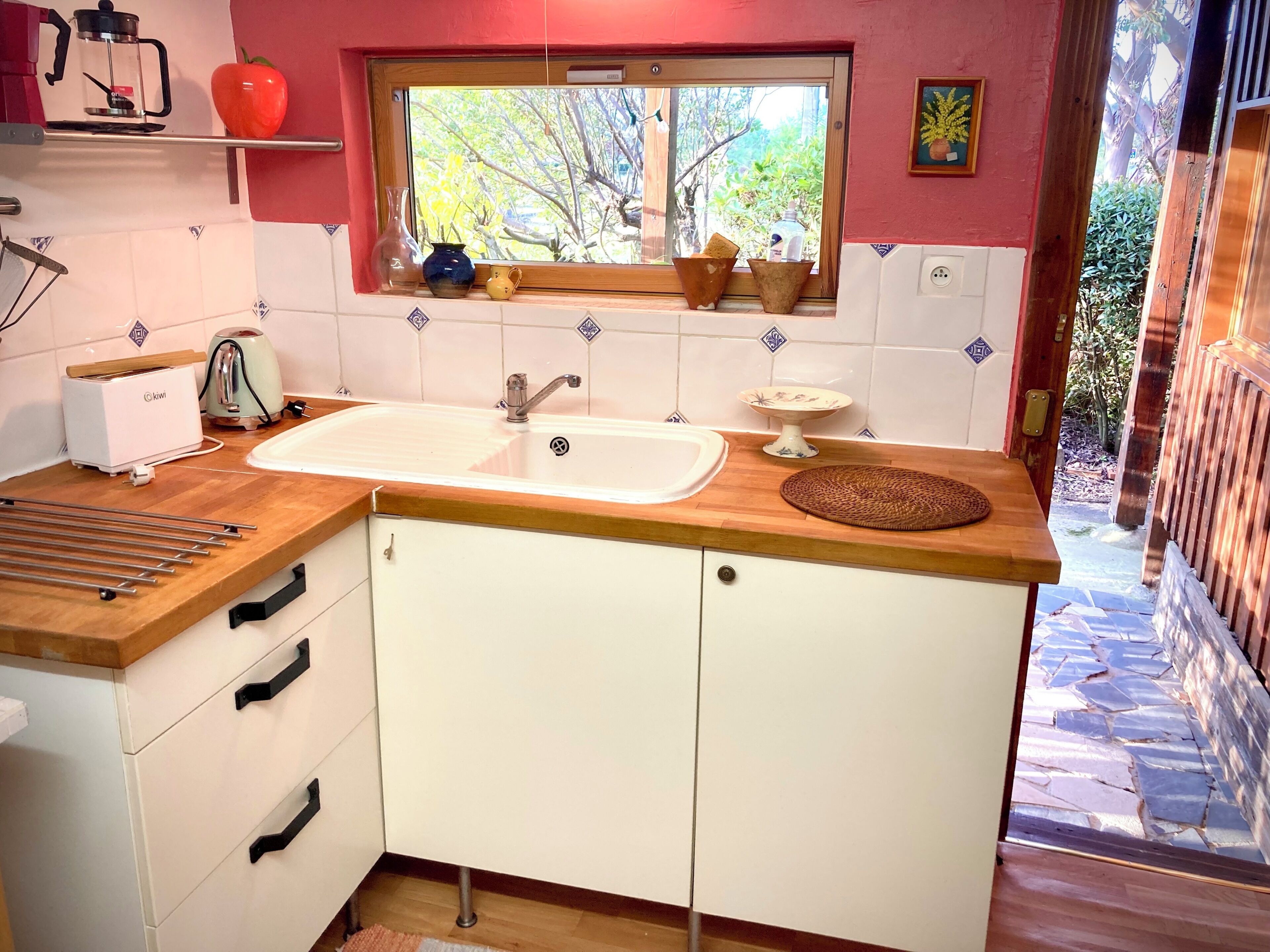 Réfrigérateur, four, plaque de cuisson, cafetière/bouilloire