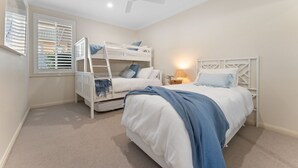 3 bedrooms, iron/ironing board, WiFi, bed sheets - Betsy's Batch - Panoramic Water Views (Soldiers Point)