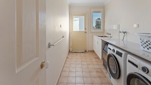 Interior - Betsy's Batch - Panoramic Water Views (Soldiers Point)