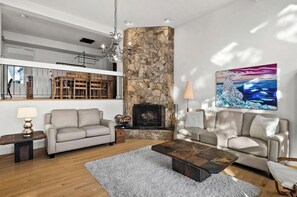 Living area - Charming chalet-style townhome located in the heart of Calgary! (Calgary)