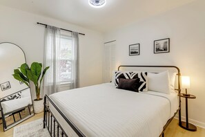 3 bedrooms, iron/ironing board, travel cot, Internet