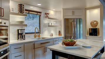 Coffee/tea maker, fridge, microwave, oven