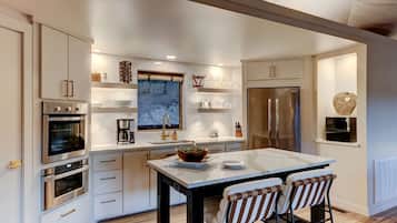 Coffee/tea maker, fridge, microwave, oven