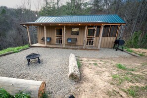 Terrace/patio - Cosby Knob Camping Cabin in the Great Smoky Mountains (Cosby)