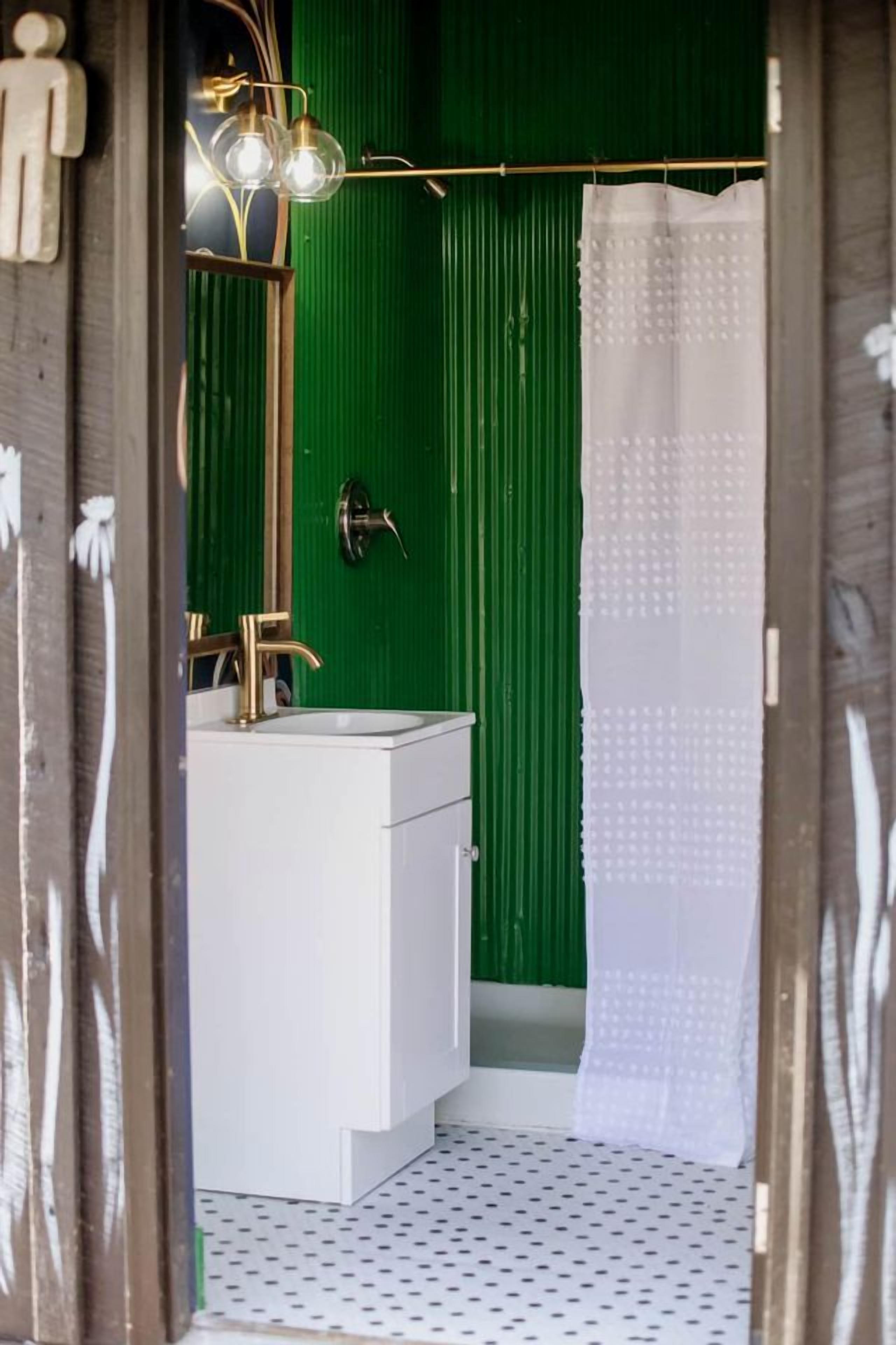 Serviettes fournies, savon, shampoing, papier toilette