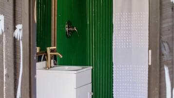 Serviettes fournies, savon, shampoing, papier toilette