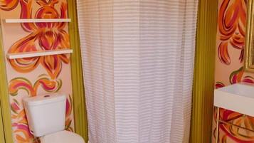 Towels, soap, shampoo, toilet paper