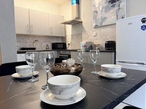 Microwave, oven, coffee/tea maker - Haymarket City Favourite, Ground Floor, Sleeps 4 (Edinburgh)