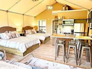 1 bedroom, iron/ironing board, WiFi, bed sheets - Fantastic Waterfront Tented Cabin - Ideal for a Glamping Getaway near San Antonio, Texas (Marion)