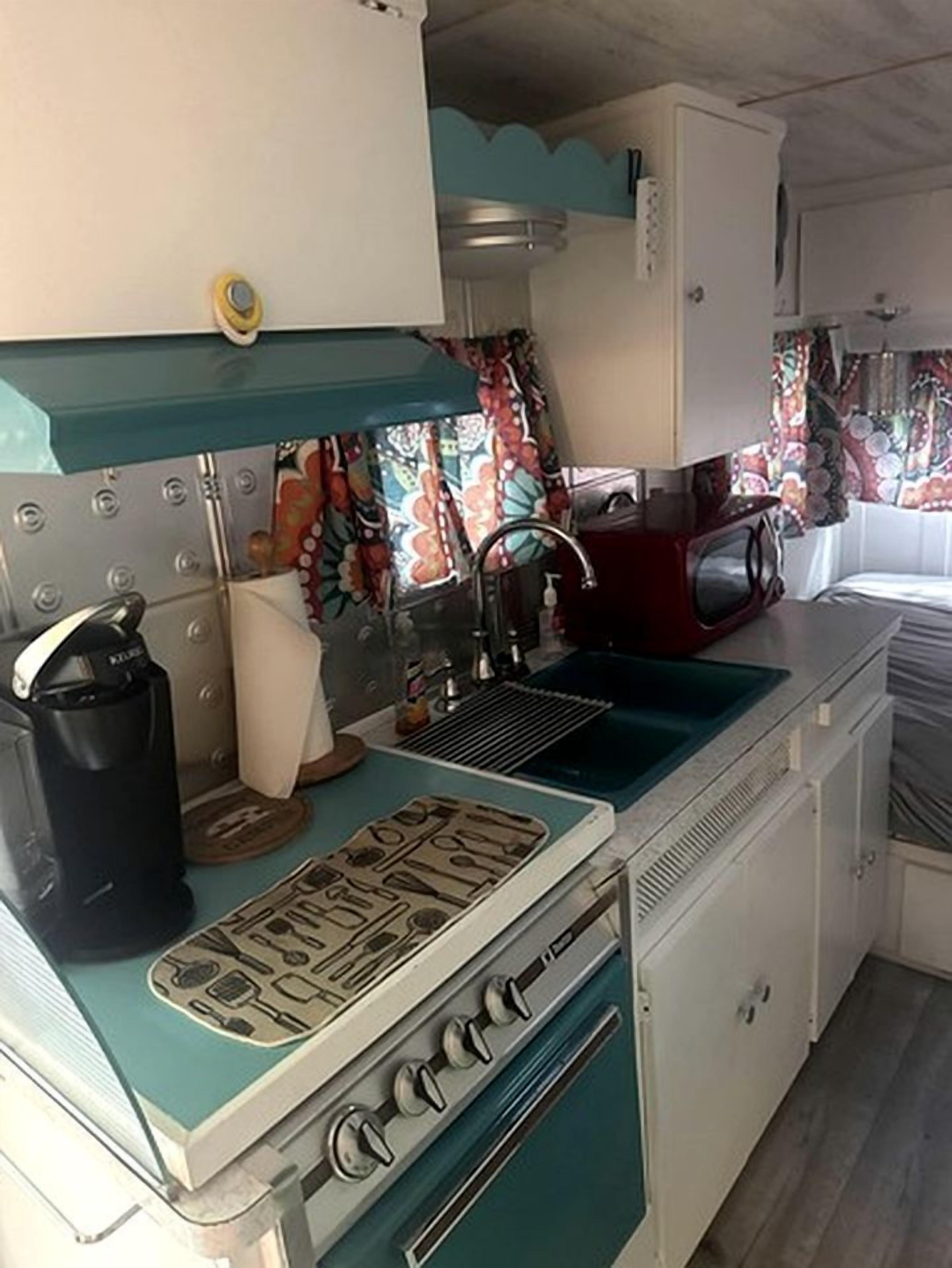 Kühlschrank, Mikrowelle, Wasserkocher mit Kaffee-/Teezubehör