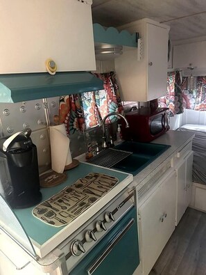 Kühlschrank, Mikrowelle, Wasserkocher mit Kaffee-/Teezubehör