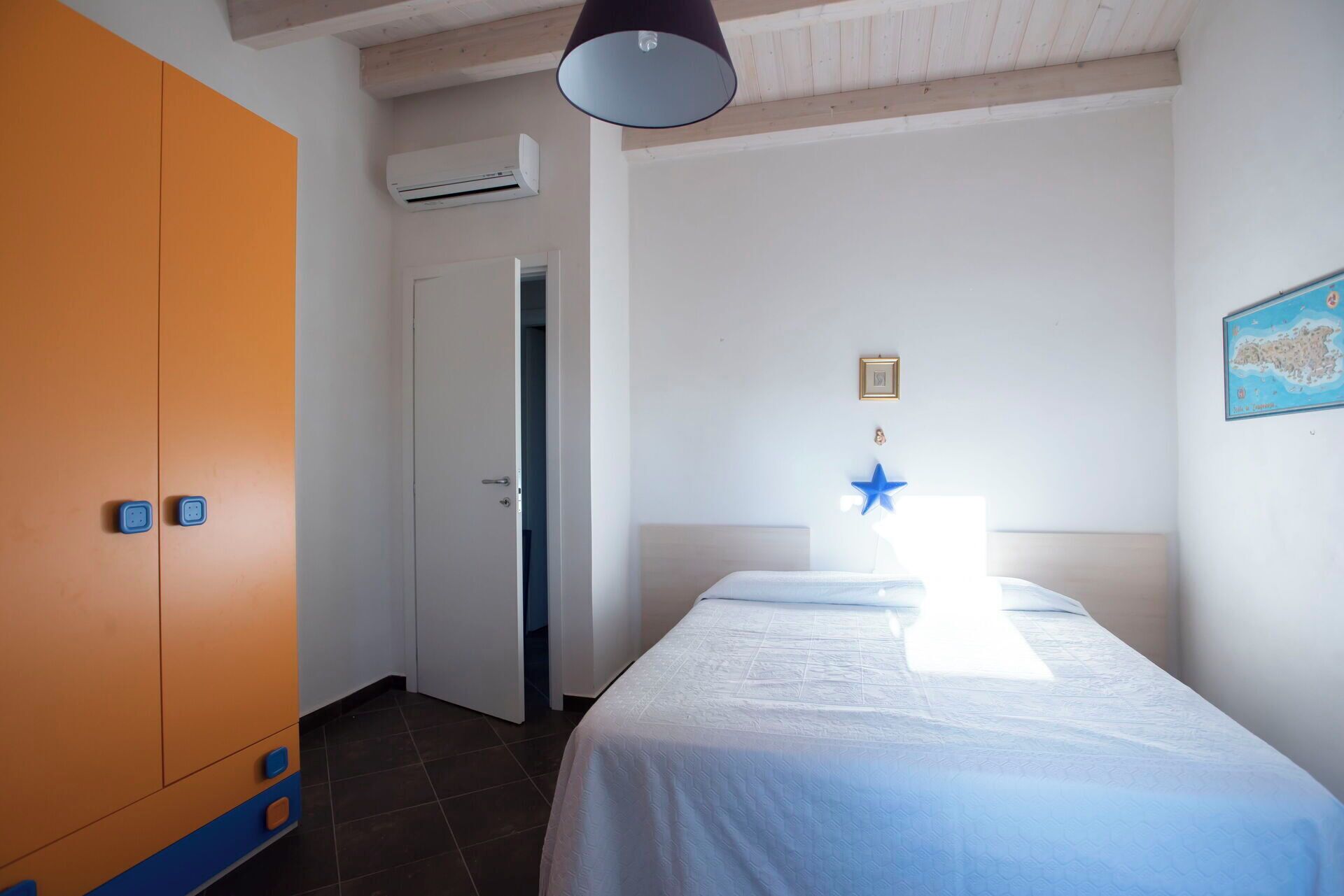 4 bedrooms, iron/ironing board, free WiFi