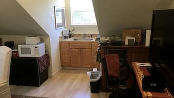 Réfrigérateur, micro-ondes, four, cafetière/bouilloire