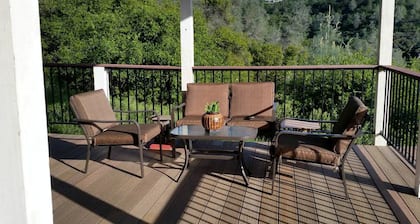 Comfortable Upper Floor Mountain Getaway in Penn Valley, California