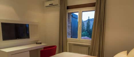 5 habitaciones, tabla de planchar con plancha, internet y ropa de cama