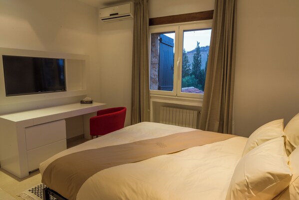 5 bedrooms, iron/ironing board, Internet, bed sheets