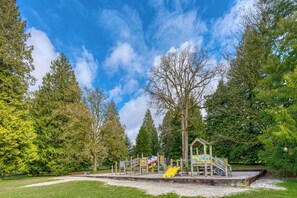 Children’s area - Cozy Escape 2 Bedroom Suite Close to DT UBC & Airport (Vancouver)