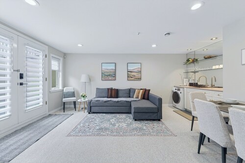 Cozy Escape 2 Bedroom Suite Close to DT UBC & Airport