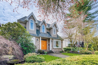 Cozy Escape 2 Bedroom Lower Suite Close to DT UBC & Airport