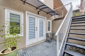 Property grounds - Cozy Escape 2 Bedroom Suite Close to DT UBC & Airport (Vancouver)