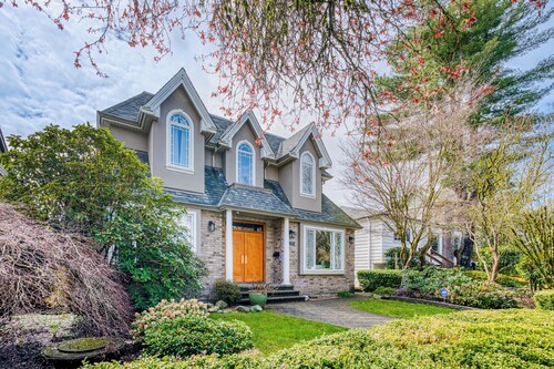 Cozy Escape 2 Bedroom Suite Close to DT UBC & Airport