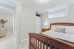 Tabla de planchar con plancha, wifi y ropa de cama 
