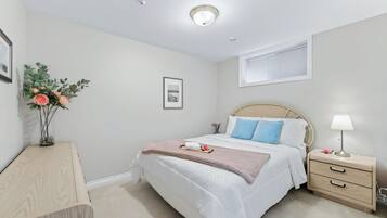 Tabla de planchar con plancha, wifi, ropa de cama