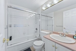 Ducha, secador de pelo, toallas, jabón
