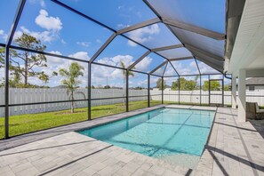 Ein überdachter Pool mit Blick auf den Himmel und die umliegende Bepflanzung.