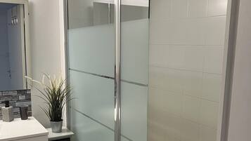 Douche, sèche-cheveux, serviettes fournies, savon