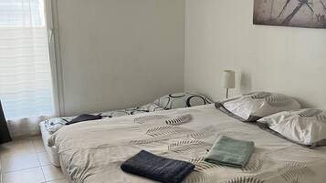 2 habitaciones, escritorio y tabla de planchar con plancha