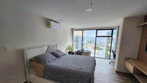 Una camera da letto con un letto, una finestra e vista sulla città.
