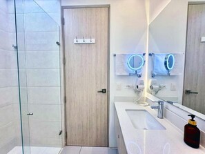 Douche, sèche-cheveux, serviettes fournies