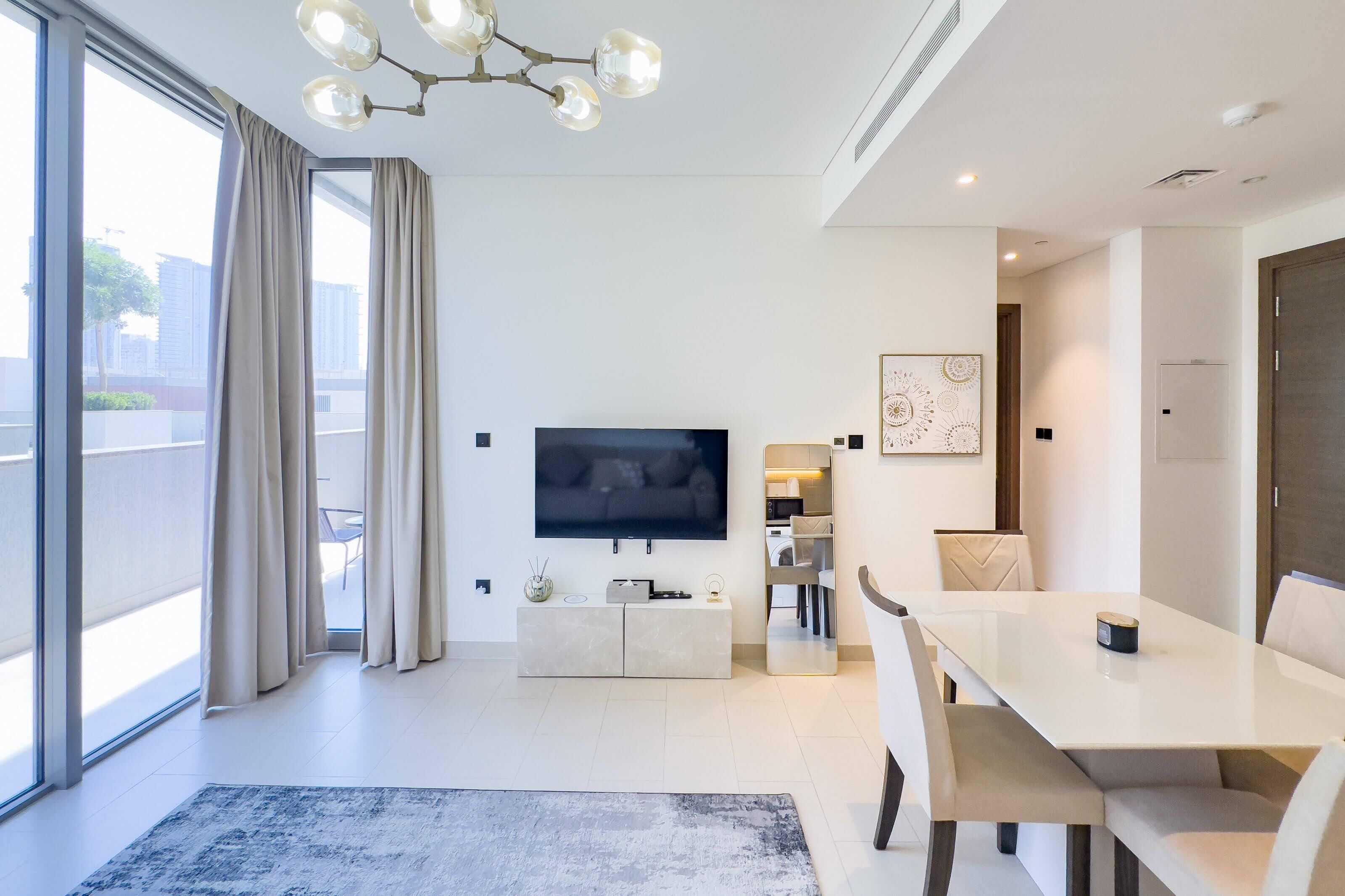 Apartemen Standar | Area keluarga | Smart TV 42-inci dengan saluran TV satelit dan Netflix