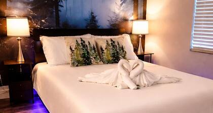 Solace Luxury 1BR Retreat Pool Hot Tub WiFi