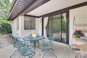 Outdoor dining - Walk to UNM! Quiet Extended Escape w/ Patio (Albuquerque)