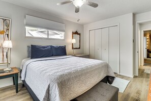 Room - Walk to UNM! Quiet Extended Escape w/ Patio (Albuquerque)