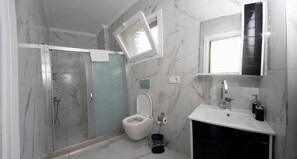 Shower, hair dryer, towels - Fethiye Göcek Villa BegonVilla (Fethiye)