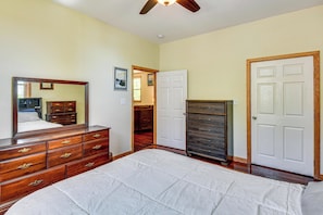 2 bedrooms, Internet, bed sheets - 6 Mi to South Cove Boat Ramp! Lake Keowee Escape (Seneca)