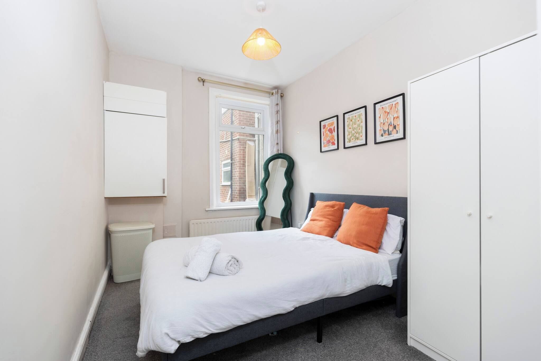 2 bedrooms, iron/ironing board, Internet, bed sheets