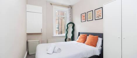 2 bedrooms, iron/ironing board, Internet, bed sheets
