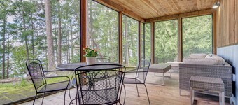 Private Beach & Hot Tub: Eastsound Waterfront Gem