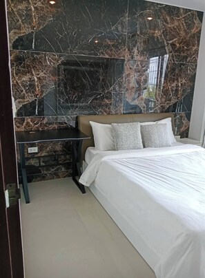 1 bedroom, Internet, bed sheets - Large condo middle of jomtien, near the beach 42m2 (Pattaya City)