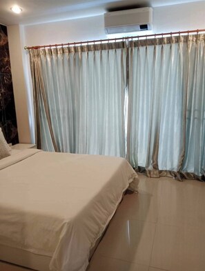 1 bedroom, Internet, bed sheets - Large condo middle of jomtien, near the beach 42m2 (Pattaya City)