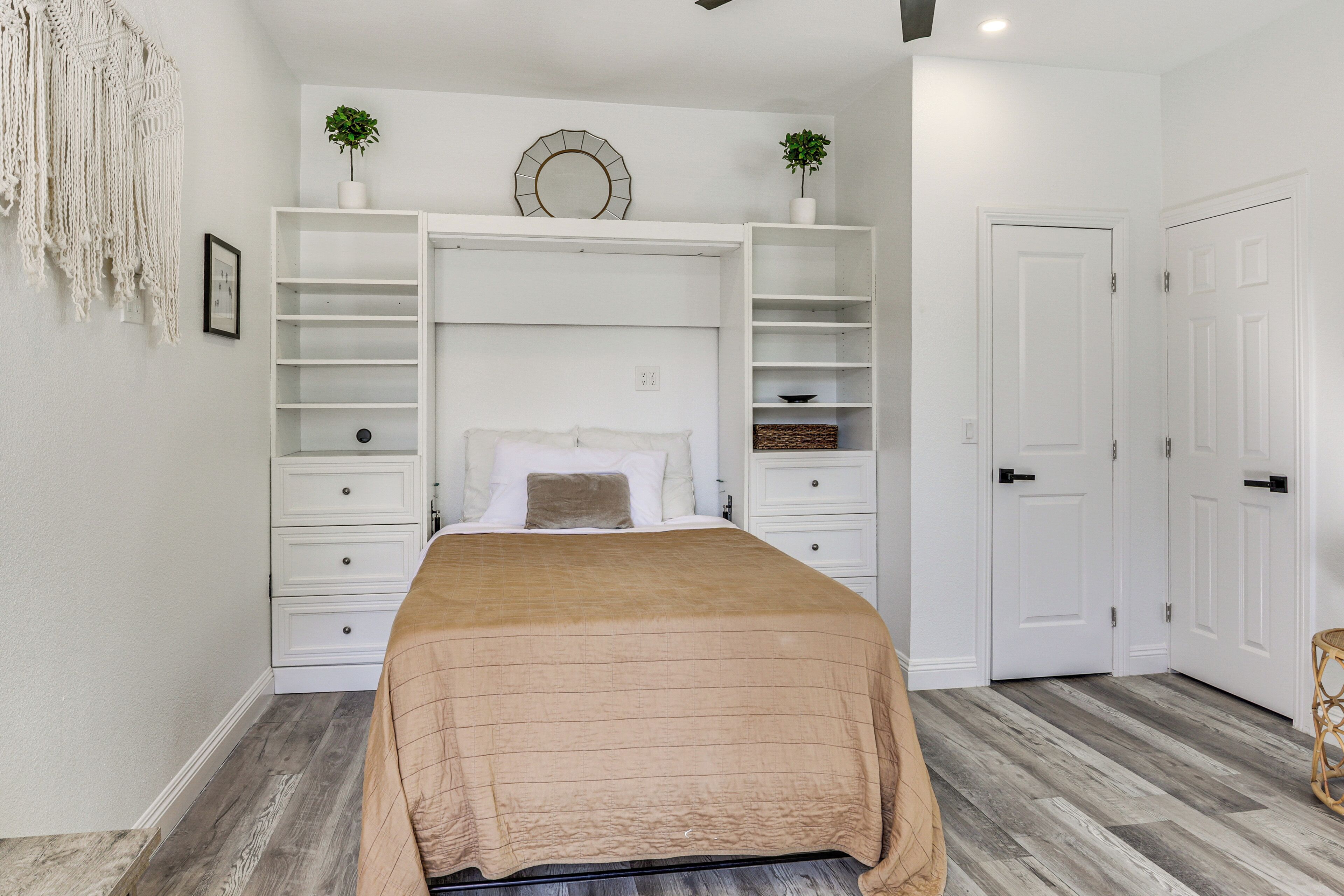 Desk, iron/ironing board, Internet, bed sheets