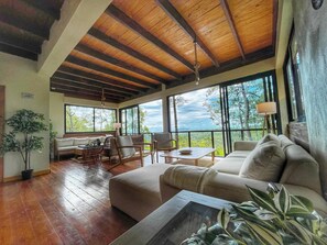 TV - Escápate al Bosque · Villa Completa · Piscina · BBQ · Hasta 12 Huéspedes (Jarabacoa)