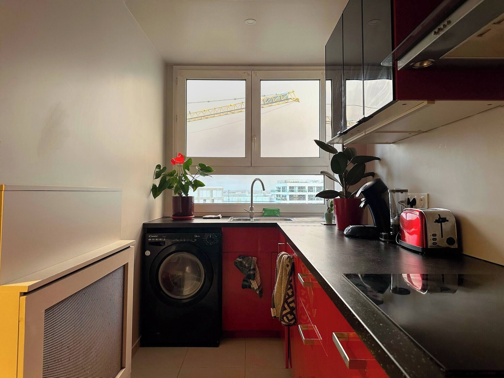 Réfrigérateur, micro-ondes, plaque de cuisson, cafetière/bouilloire