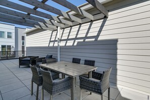 Outdoor dining - Rooftop Oasis: Downtown Des Moines Townhome (Des Moines)