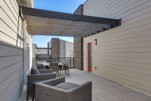 Outdoor dining - Rooftop Oasis: Downtown Des Moines Townhome (Des Moines)
